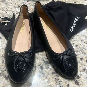 CHANEL ballet flats ballerinas CC logo cap toe black patent leather 40.5